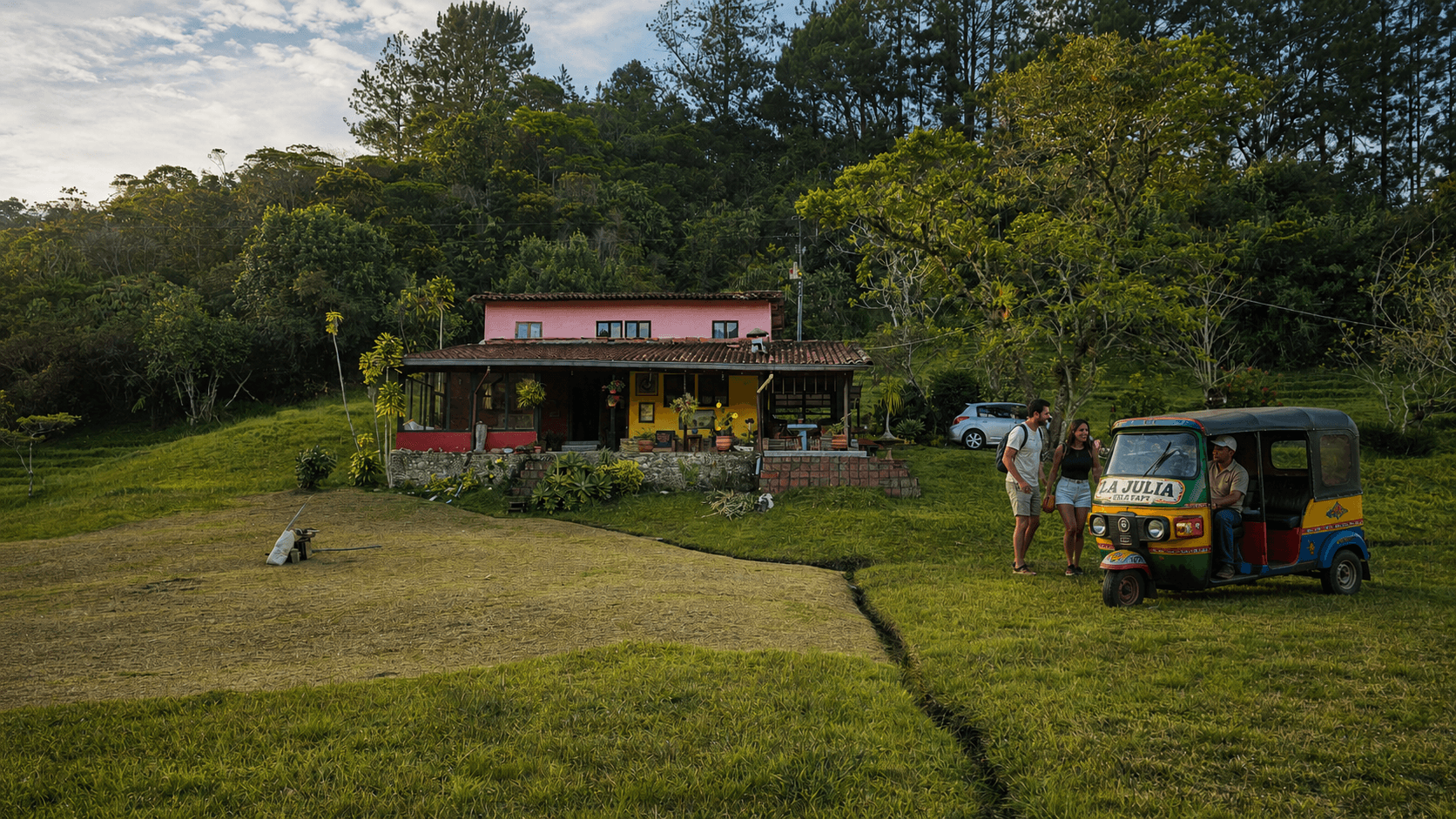 Composición editorial de llegada en tuk tuk a la finca real La Julia