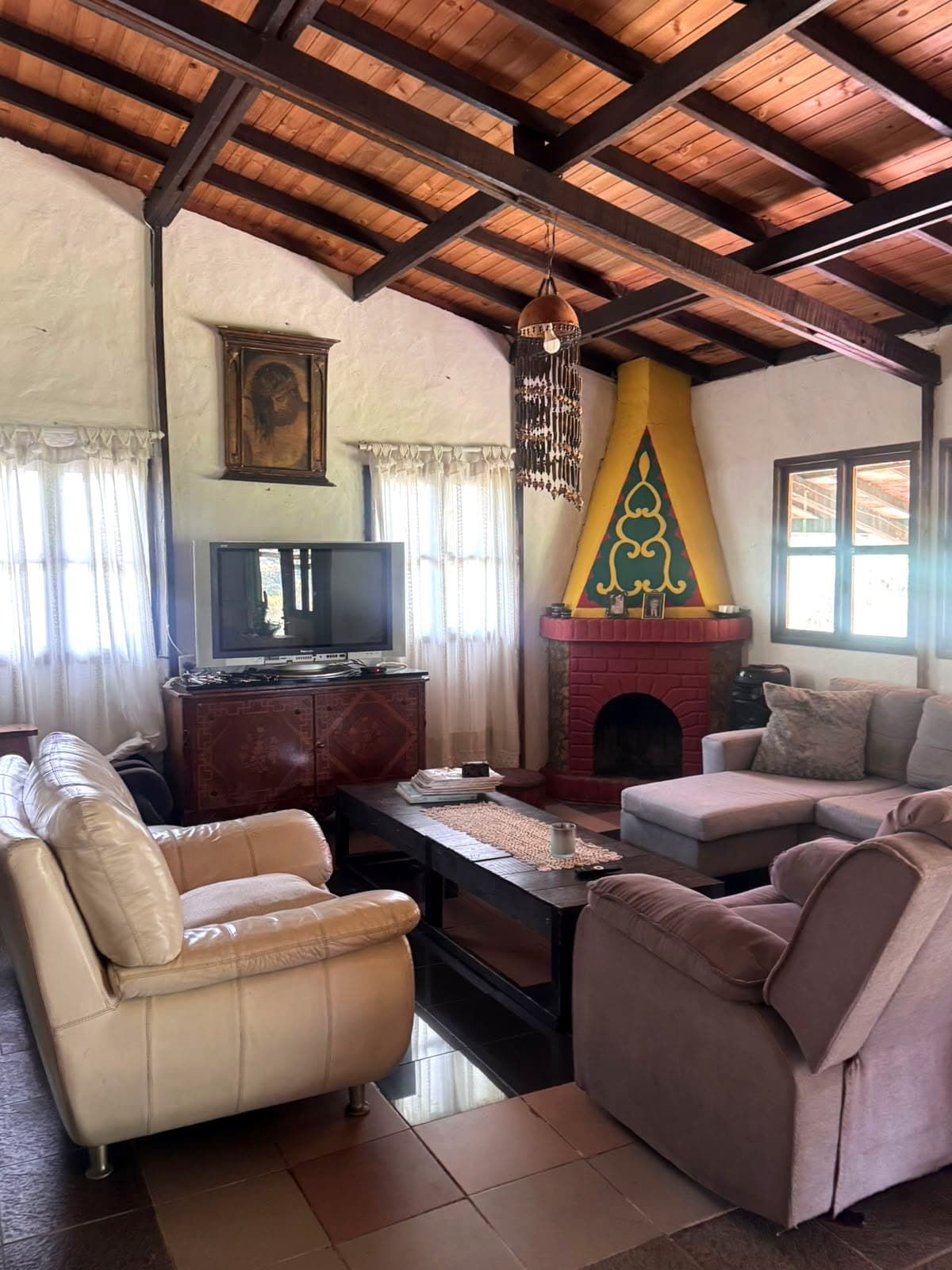 Sala real de La Julia con chimenea y espacios para descansar